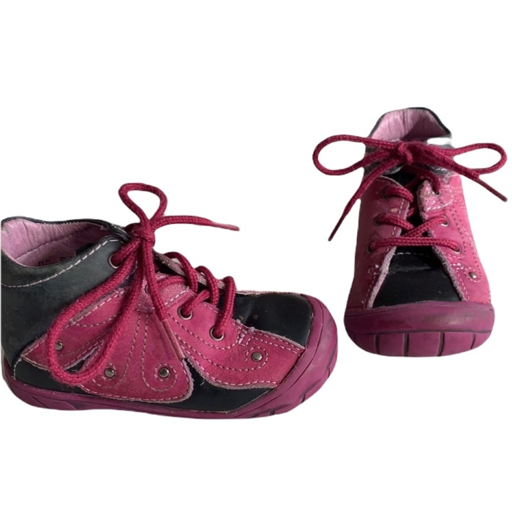 Baby shoes size 19 = 4 US